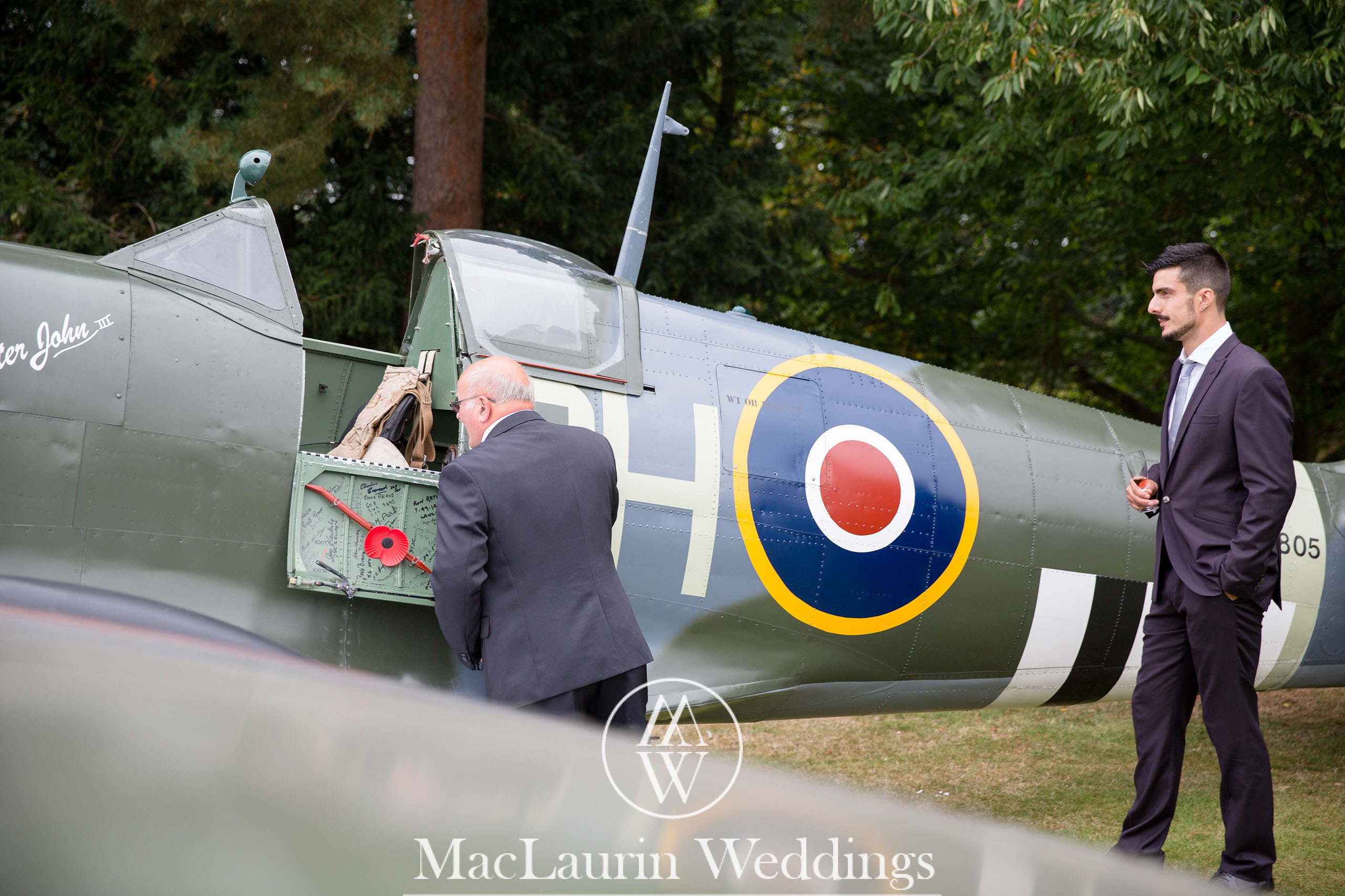 wedding hat and lovely smile, scotland wedding hat and guest with lovely smile, scotland