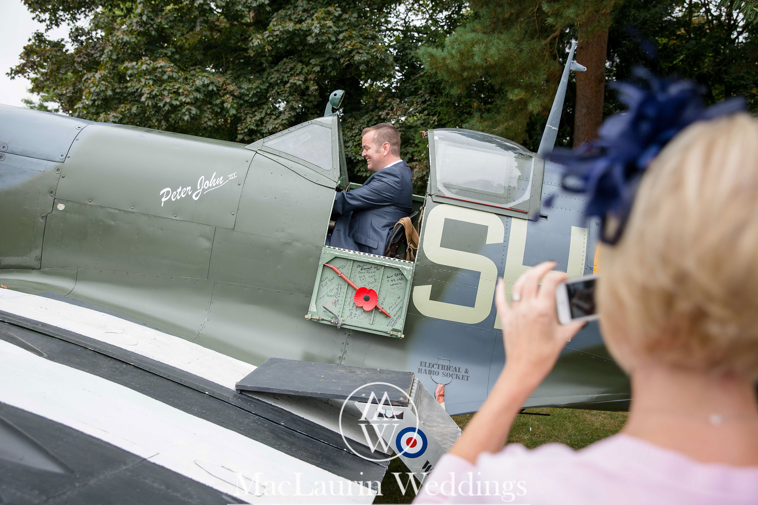 wedding hat and lovely smile, scotland wedding hat and guest with lovely smile, scotland