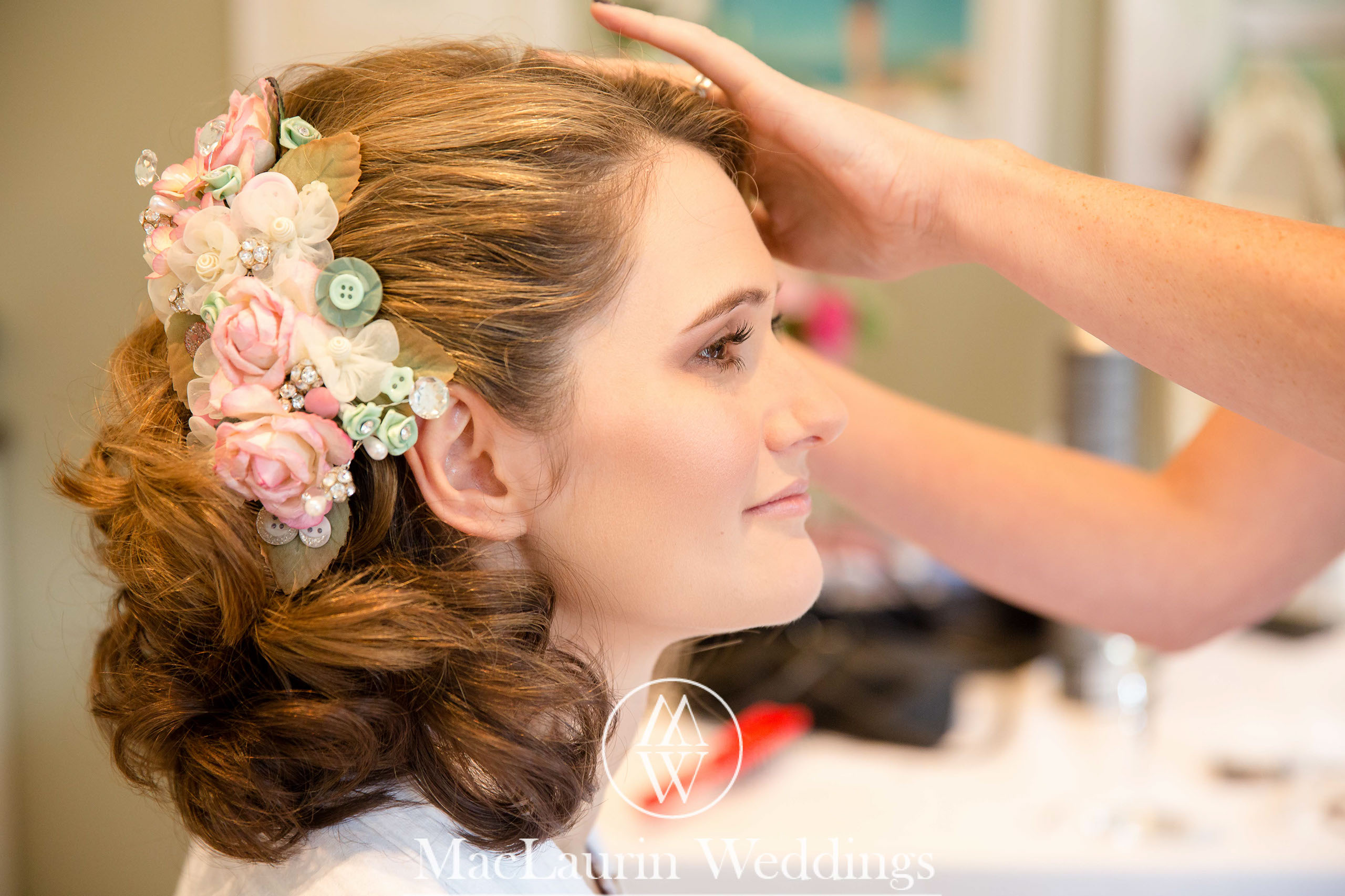 wedding hat and lovely smile, scotland wedding hat and guest with lovely smile, scotland