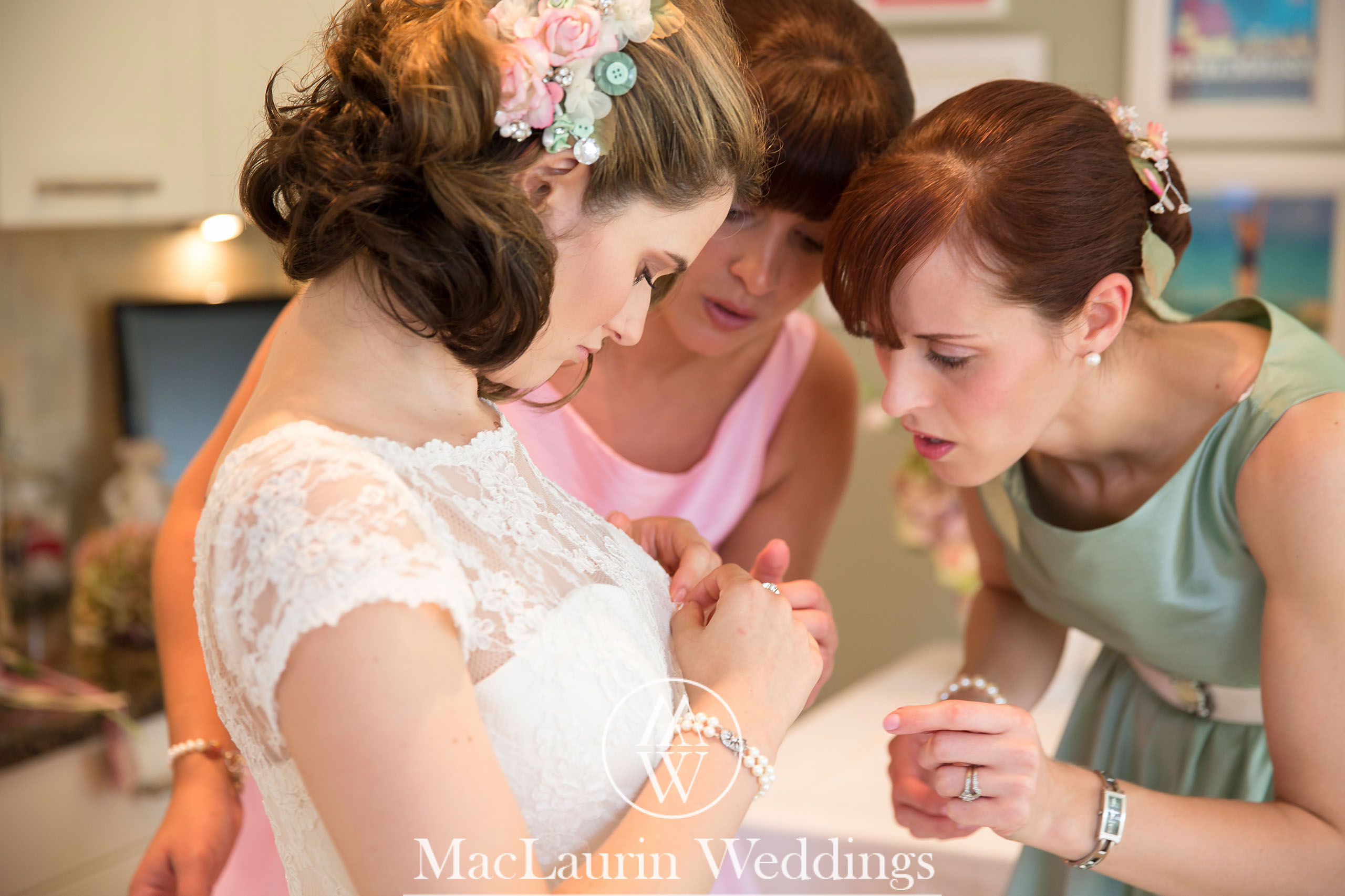 wedding hat and lovely smile, scotland wedding hat and guest with lovely smile, scotland
