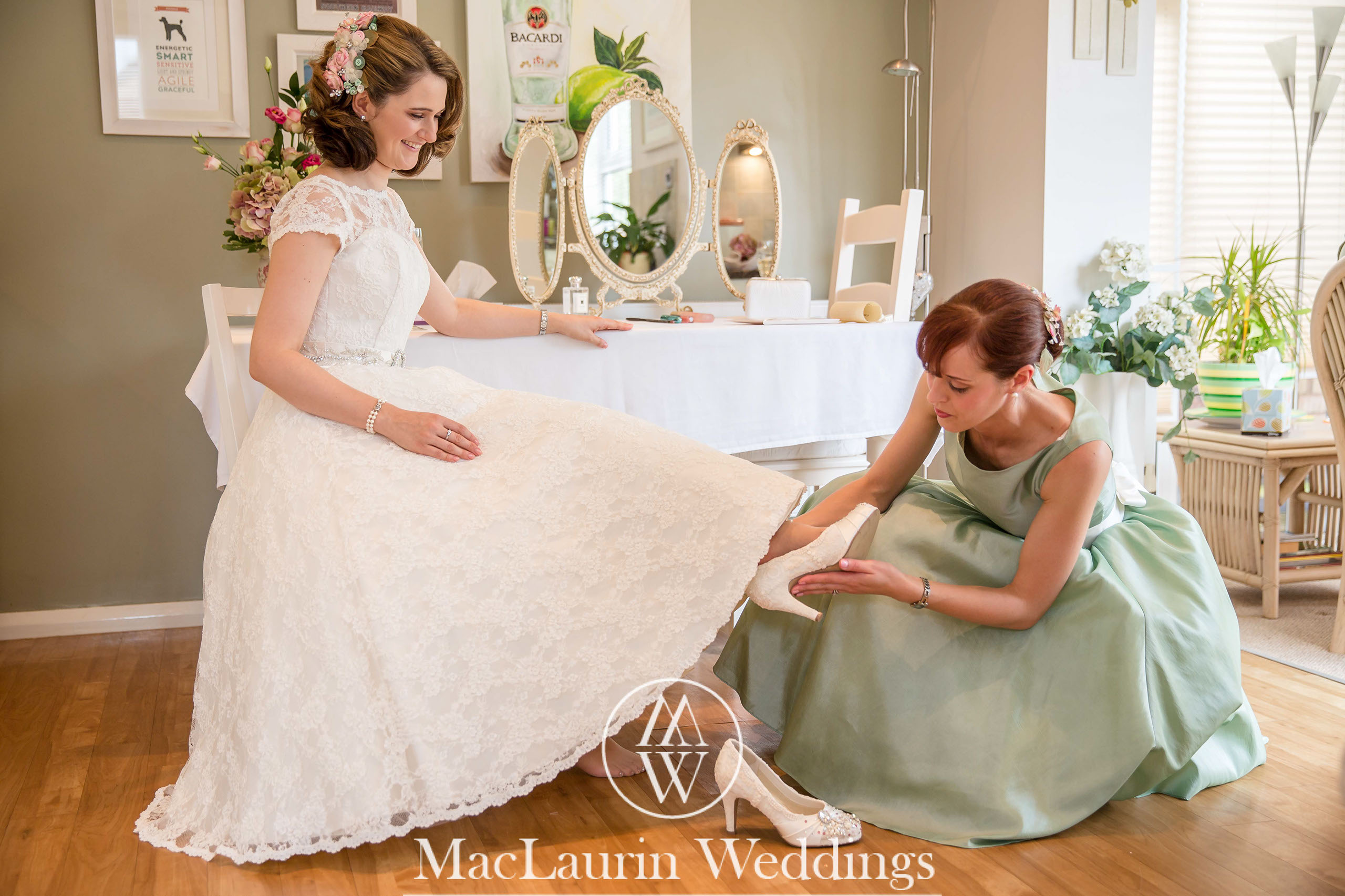 wedding hat and lovely smile, scotland wedding hat and guest with lovely smile, scotland