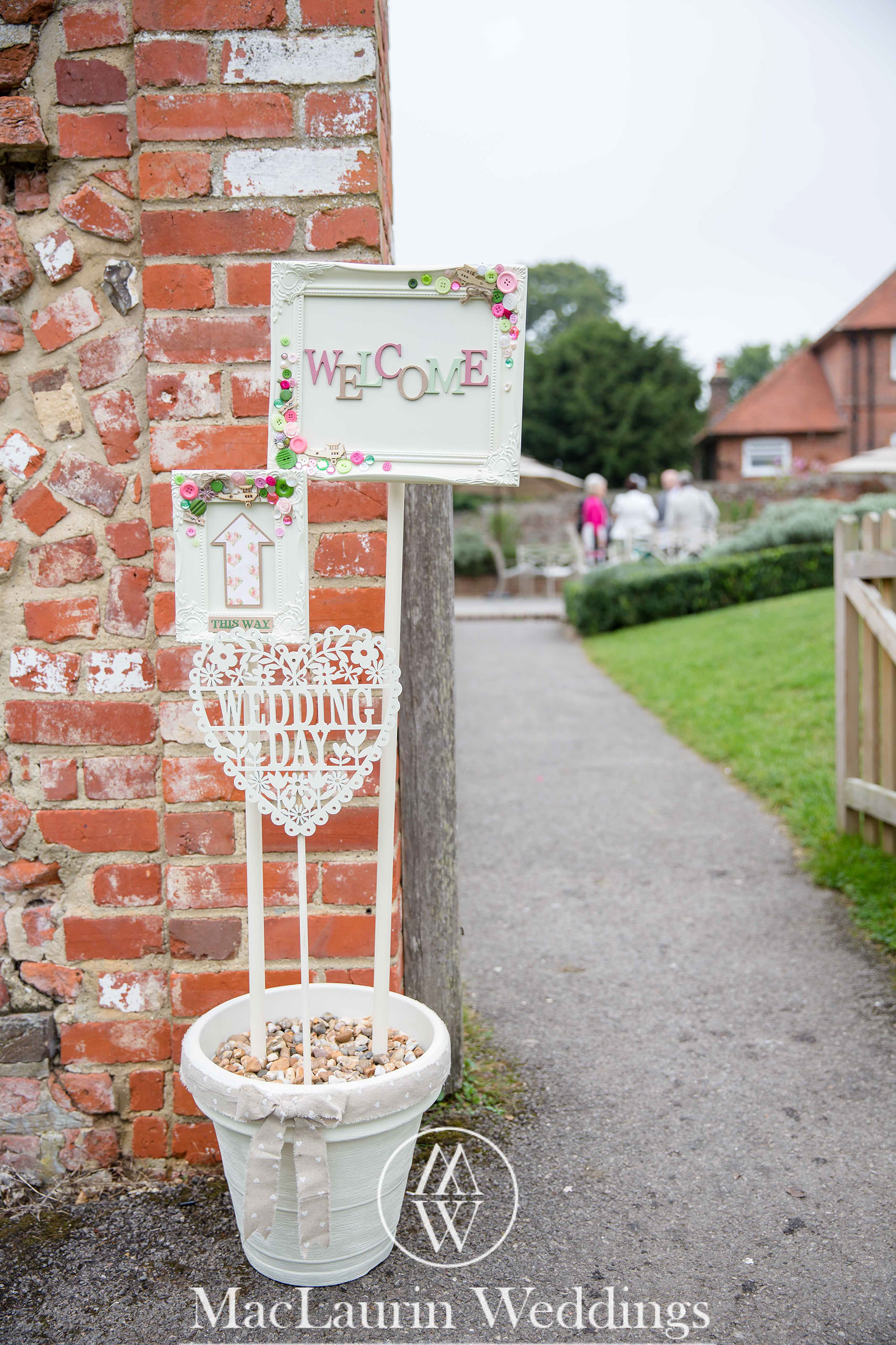 wedding hat and lovely smile, scotland wedding hat and guest with lovely smile, scotland