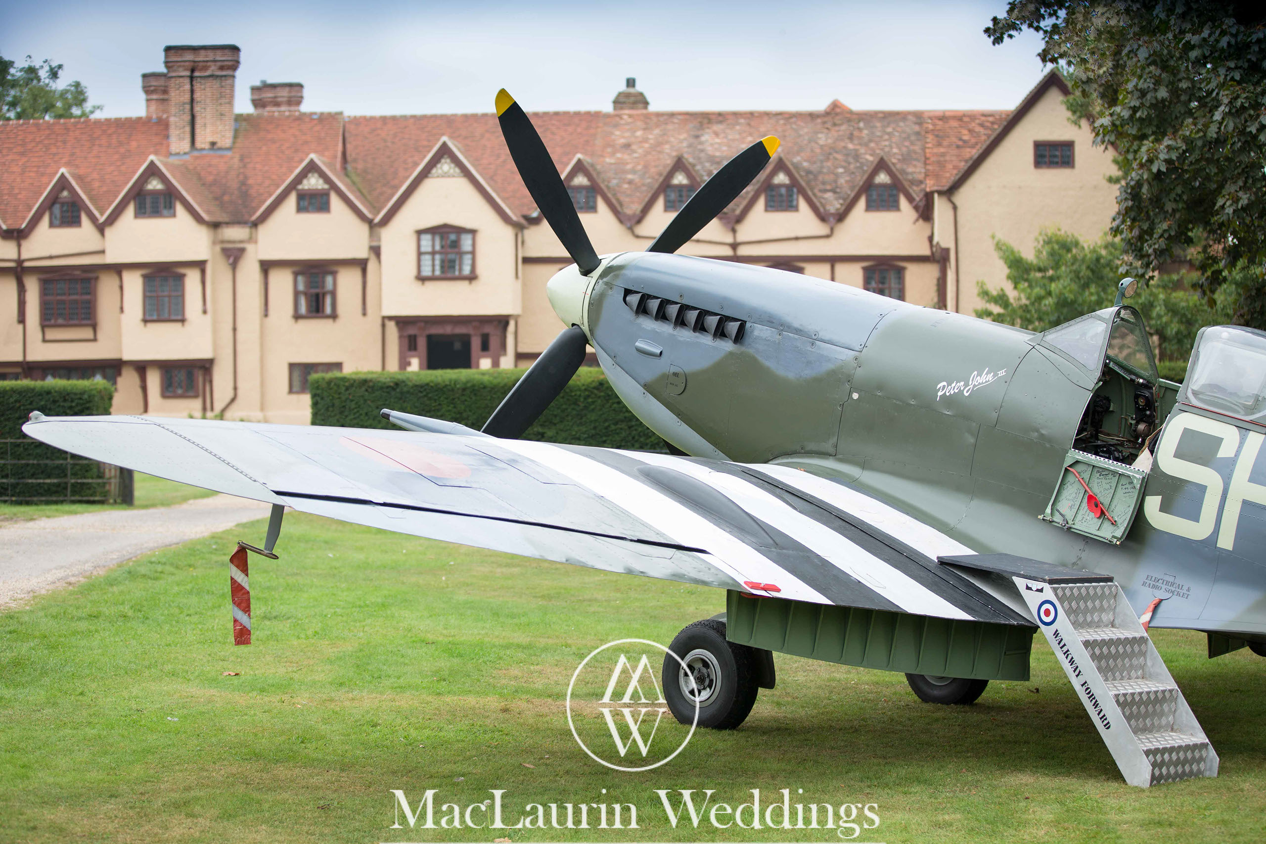 wedding hat and lovely smile, scotland wedding hat and guest with lovely smile, scotland