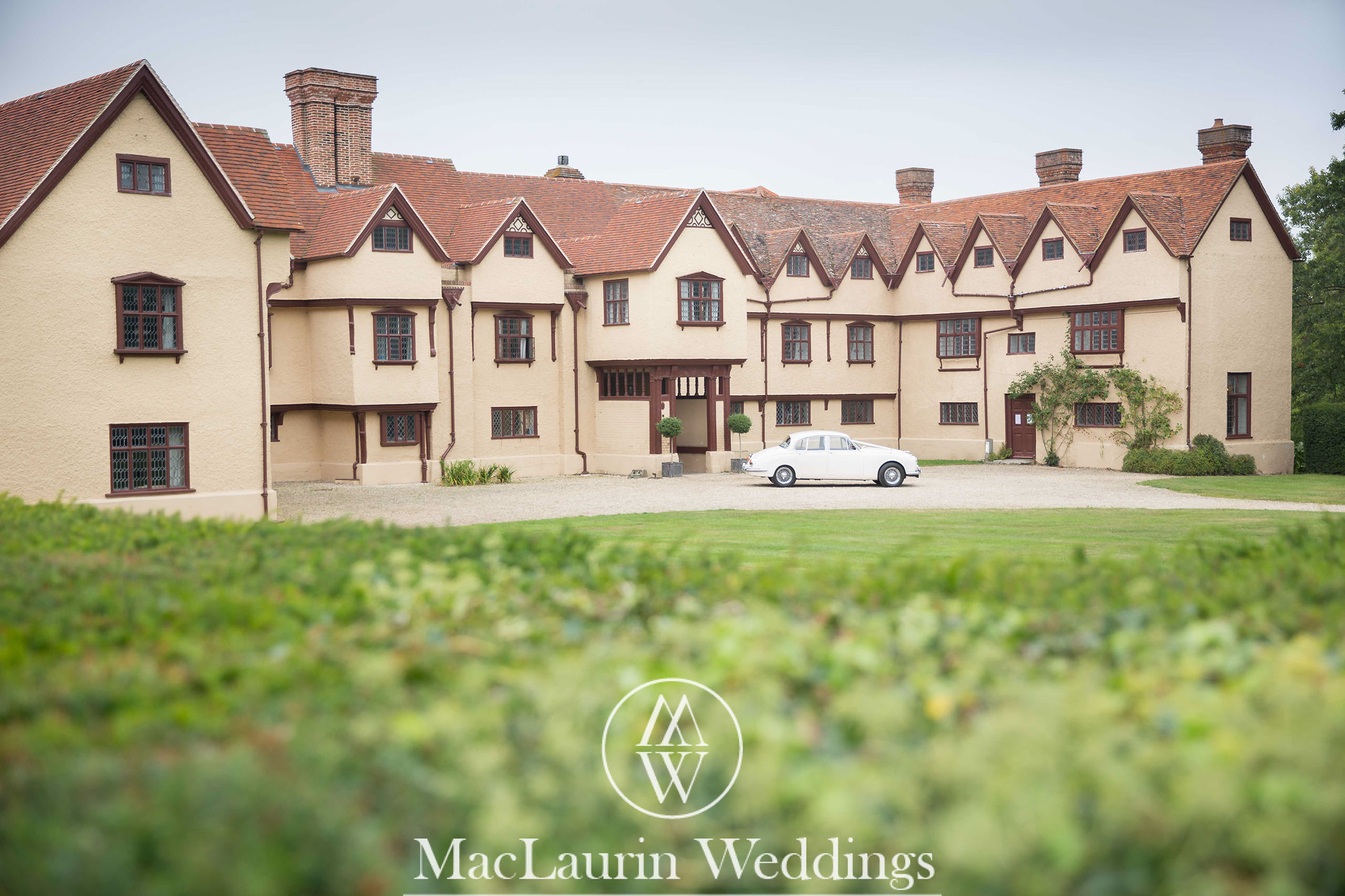 wedding hat and lovely smile, scotland wedding hat and guest with lovely smile, scotland