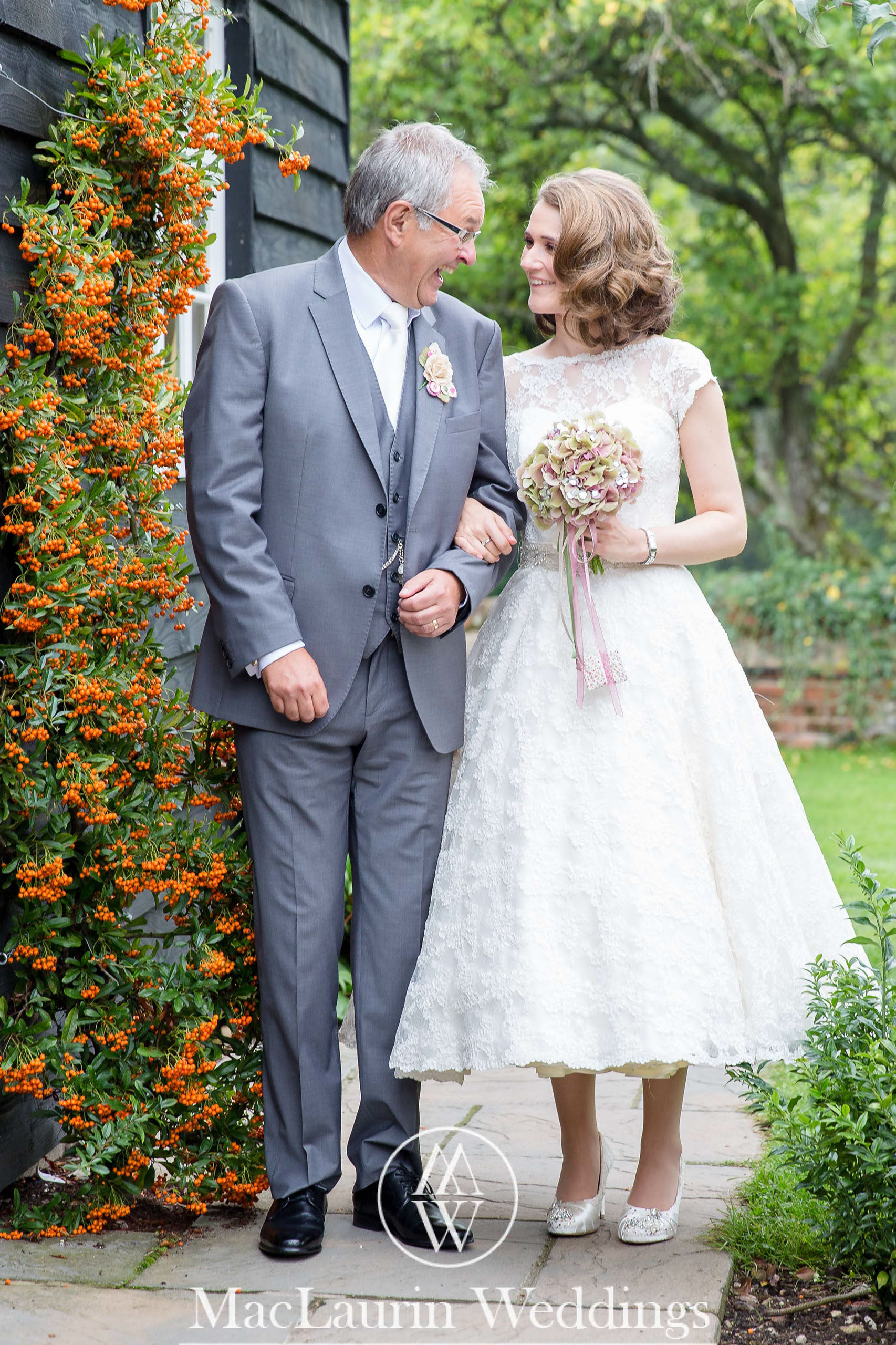 wedding hat and lovely smile, scotland wedding hat and guest with lovely smile, scotland