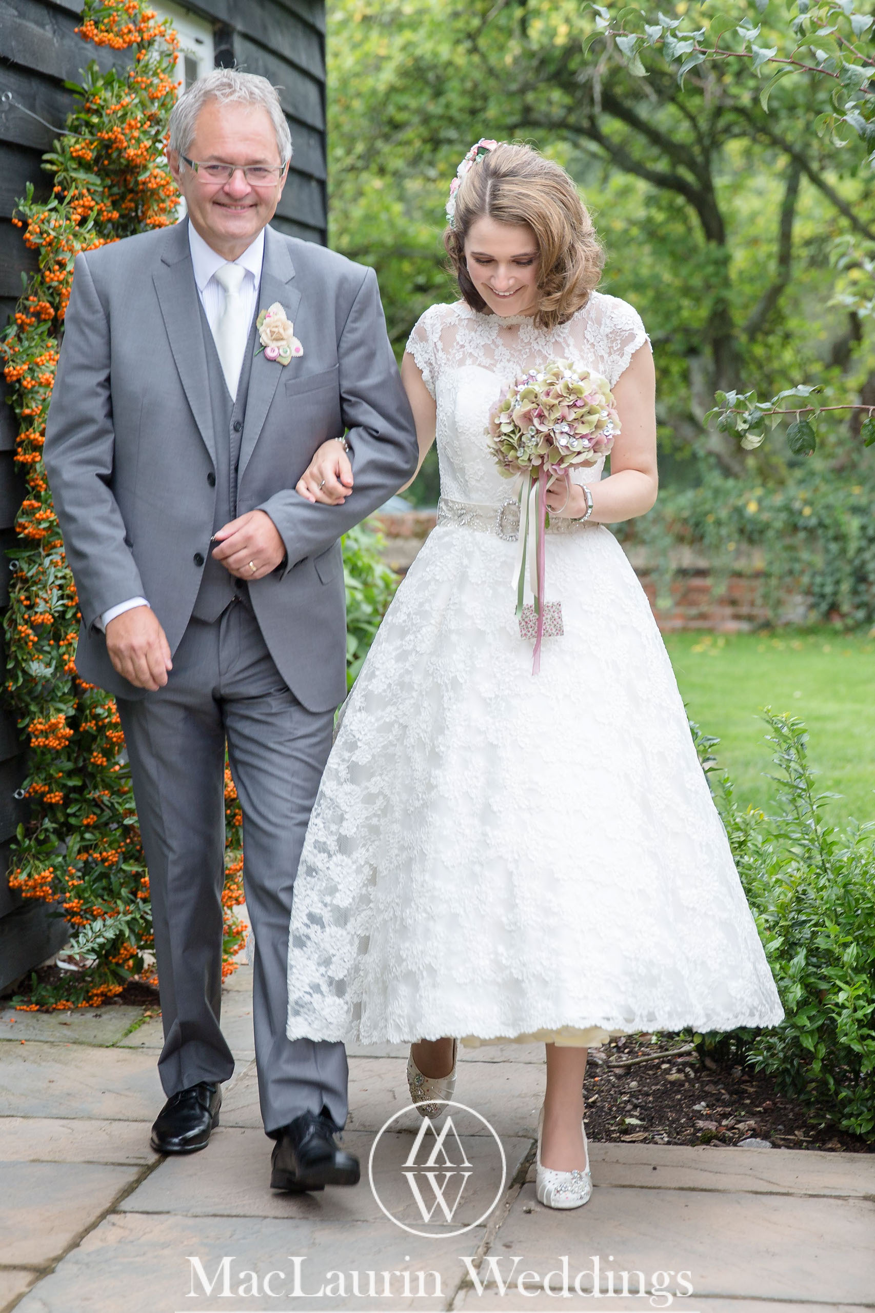 wedding hat and lovely smile, scotland wedding hat and guest with lovely smile, scotland