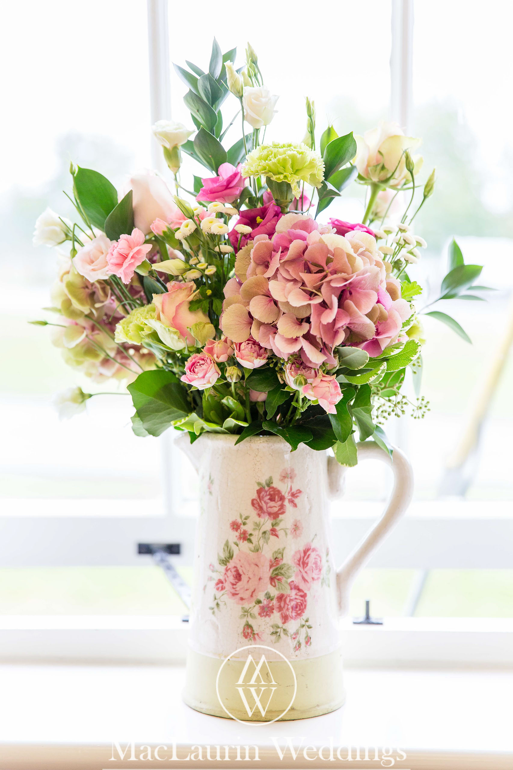 wedding hat and lovely smile, scotland wedding hat and guest with lovely smile, scotland