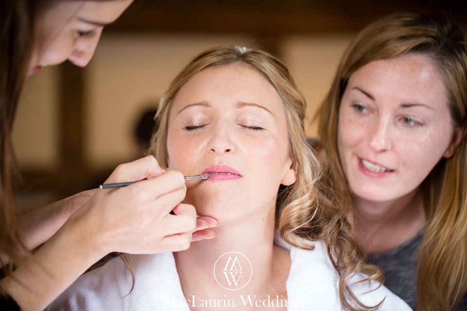 wedding make-up Applying make-up before a wedding