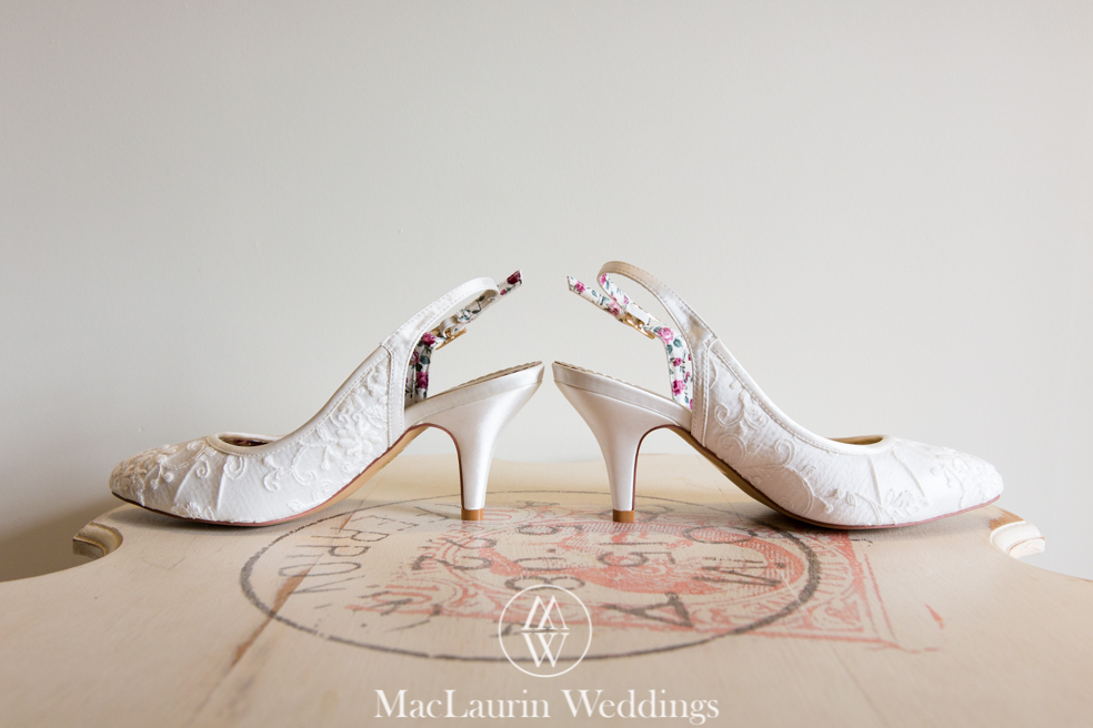 wedding hat and lovely smile, scotland wedding hat and guest with lovely smile, scotland