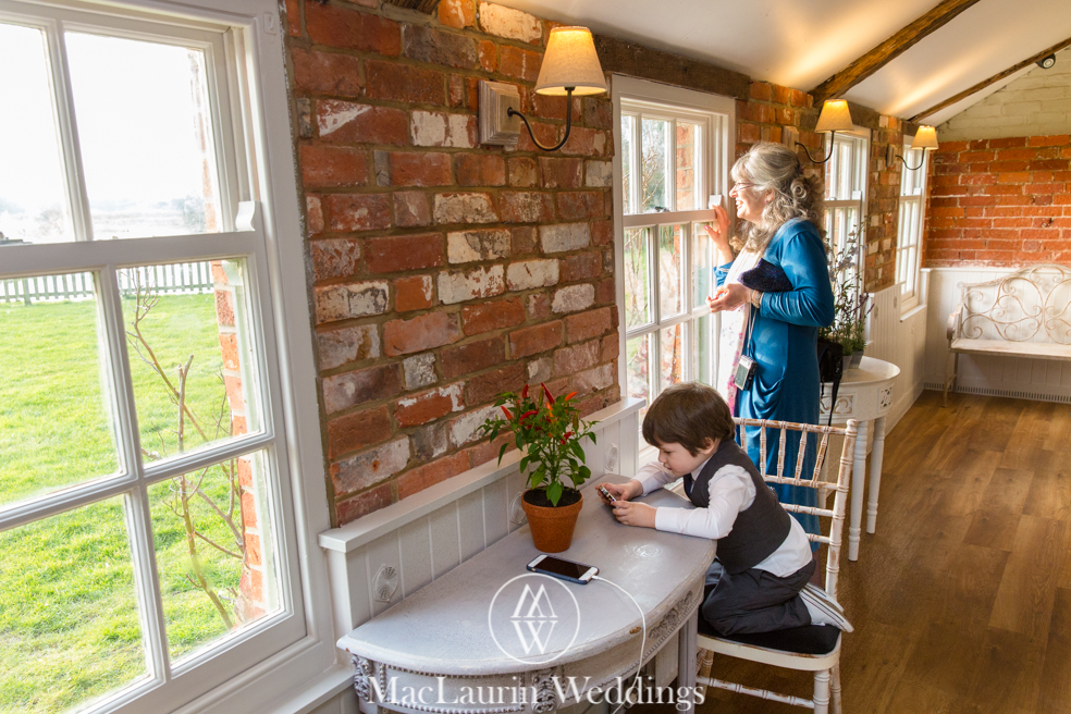 wedding hat and lovely smile, scotland wedding hat and guest with lovely smile, scotland